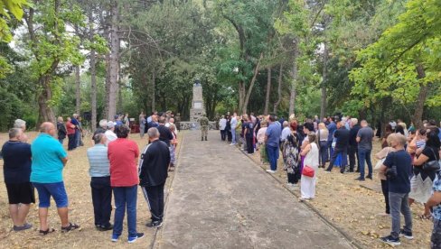 ОБЕЛЕЖЕНА 221 ГОДИНА ОД БОЈА НА ИВАНКОВЦУ: Венци на споменик Миленку Стојковићу на „Шанчевима“ у Ћуприји  (ФОТО)