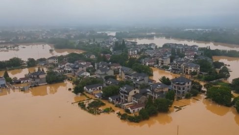 JEZIVI PRIZORI, GRADOVI POD VODOM: Najmanje 10 osoba poginulo u nevremenu, evakuisano više od 21.000 ljudi (VIDEO)