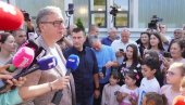 ПОСЛЕ 50 ГОДИНА РАДЕ СЕ ПУТЕВИ У КУРШУМЛИЈИ Вучић обећао: Радиће се и пут ка Грабовници као истаре дрвене бандере за струју
