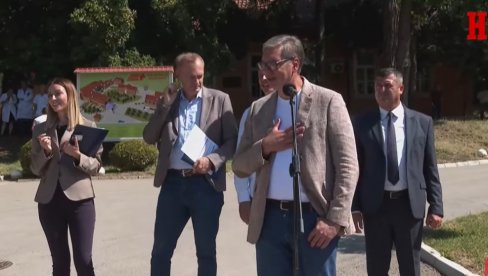 GOSPOĐA JE REKLA DA JE SREĆNA ŠTO JE DOBILA LEK PO NIŽOJ CENI Vučić u Kuršumliji: Hvala vam što ste to primetili
