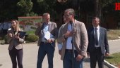GOSPOĐA JE REKLA DA JE SREĆNA ŠTO JE DOBILA LEK PO NIŽOJ CENI Vučić u Kuršumliji: Hvala vam što ste to primetili