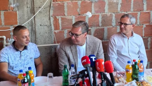 FILIPOVIĆI BROJE ČETVORO DECE, NA PUTU I PETO: Predsednik Vučić u razgovoru sa porodicom iz sela Pejkovac (FOTO)
