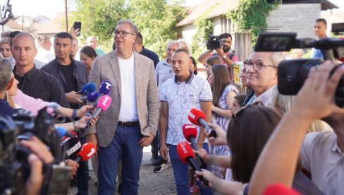 PREDSEDNIK POSETIO TOPLIČKI OKRUG: Vučić najavio velike radove i brojna ulaganja (VIDEO)