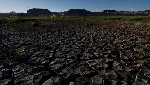 Вода се повукла из највећег језера у САД - испливао хорор