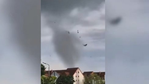 DRVO USMRTILO ŽENU, TORNADO NOSI KROVOVE... Oluje izazvale opšti hoas, jezivi prizori snažnog nevremena (VIDEO)
