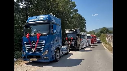 KOLONA ŠLEPERA KRENULA PO MLADU: Svatovi kakve ne viđamo često (VIDEO)