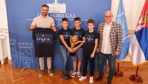 ОКИТИЛИ СЕ БРОНЗОМ НА ЕВРОПСКОМ ПРВЕНСТВУ: Млади шахисти из Новог Сада, чланови репрезентације Србије, на пријему код градоначелника