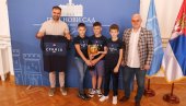 ОКИТИЛИ СЕ БРОНЗОМ НА ЕВРОПСКОМ ПРВЕНСТВУ: Млади шахисти из Новог Сада, чланови репрезентације Србије, на пријему код градоначелника