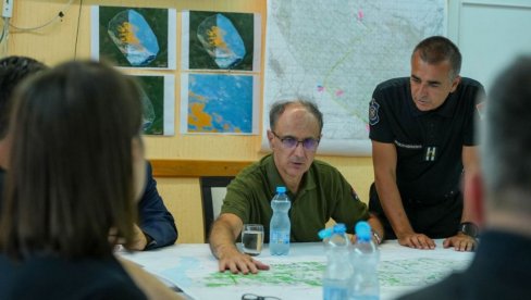 ZAHVALJUJEM VAM NA HRABROSTI, A APELUJEM NA GRAĐANE DA BUDU ODGOVORNI: Premijer Macut obišao heroje u Deliblatskoj peščari (FOTO)