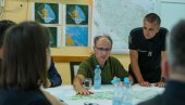 ЗАХВАЉУЈЕМ ВАМ НА ХРАБРОСТИ, А АПЕЛУЈЕМ НА ГРАЂАНЕ ДА БУДУ ОДГОВОРНИ: Премијер Мацут обишао хероје у Делиблатској пешчари (ФОТО)