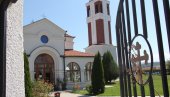 SKANDAL U BUJANOVCU: Mladi Albanci urinirali na parohijski dom