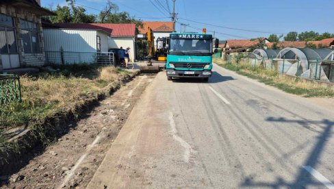 VUČIĆ OBEĆAO PRE 2 DANA, DANAS SE VEĆ RADI: Počela izgradnja trotoara u Pejkovcu (FOTO)