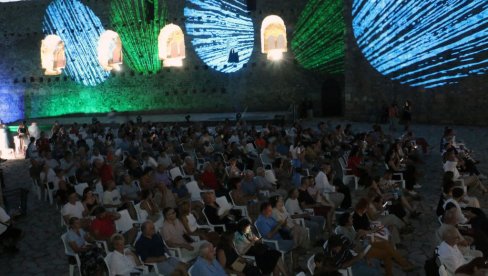 ZAVRŠNICA DUNAV FILM FESTA NA SMEDEREVSKOJ TVRĐAVI: Večeras na platnu u tvrđavi filmovi „ Nina Roza“ i „ Odlazim u junu“