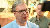 ВУЧИЋ СА НАРОДОМ: Председник у посети породици Бугарић у Врановини (ВИДЕО)