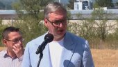 ПРЕДСЕДНИК У ПОСЕТИ ЈАБЛАНИЧКОМ И ПЧИЊСКОМ ОКРУГУ: Обилази фирму „Mittel Astra“ село
