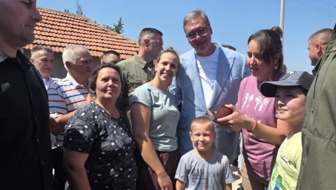 ПРЕДСЕДНИК У ПОСЕТИ ЈАБЛАНИЧКОМ И ПЧИЊСКОМ ОКРУГУ: Разговора са мештанима села Лопардинце (ФОТО/ВИДЕО)