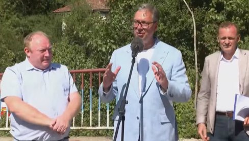 ПРЕДСЕДНИК У ПОСЕТИ ЈАБЛАНИЧКОМ И ПЧИЊСКОМ ОКРУГУ: Обилази радове на локалном путу у селу Трговиште  (ФОТО/ВИДЕО)
