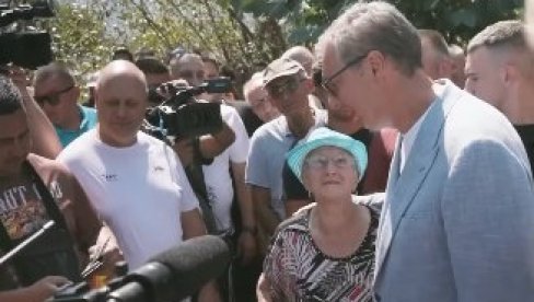 BAKA ODUŠEVLJENO PITALA VUČIĆA DA SE SLIKA SA NJOM: Pogledajte prelepi trenutak sa juga Srbije, bilo je i suza radosnica (VIDEO)
