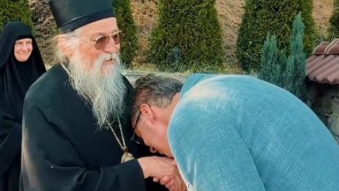 ЧУВАЋЕМО КОРЕНЕ И УЛАГАТИ У ЈУГ СРБИЈЕ Вучић из манастира Преображења Господњег послао снажну поруку (ВИДЕО)