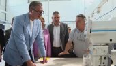 VUČIĆ DOČEKAN BURNIM APLAUZOM U VRANJU: Predsednik obišao trening centar za dualno obrazovanje i mašine za tekstilnu proizvodnju