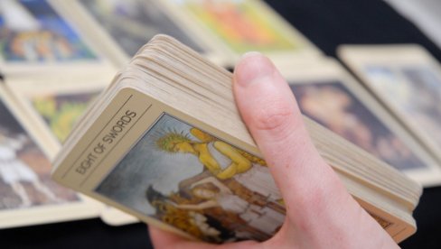 VERUJETE U TAROT? Evo šta vam karte zapravo govore