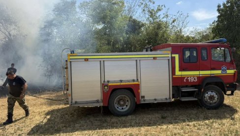 У ДЕЛИБЛАТСКОЈ ПЕШЧАРИ СТАБИЛНИЈЕ: Jак ветар и густ дим отежавају гашење на Столовима