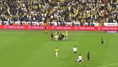 JEZIVO: Fudbaler Fenerbahčea ležao bez svesti, hitno prebačen u bolnicu (VIDEO)