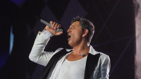 ENERGIJA NA UŠĆU KAKVU RETKO VIĐAMO: Sakis Ruvas priredio beogradskoj publici spektakl na Dragi Bravo festivalu (FOTO)