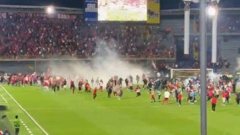 SKANDAL KOJI JE ŠOKIRAO PLANETU: Navijači sa noževima upali na teren, prekinut derbi (VIDEO)