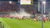 SKANDAL KOJI JE ŠOKIRAO PLANETU: Navijači sa noževima upali na teren, prekinut derbi (VIDEO)