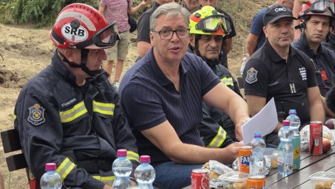 VUČIĆ OBELODANIO ŠOK DOKUMENT: Blokaderi tražili da budžet vatrogasaca bude nula