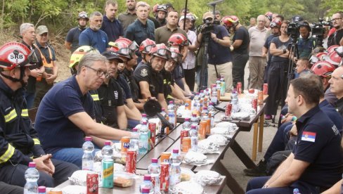 Вучић на доручку са херојима: Док су неки из климатизованих соба ширили болесне лажи, ови јунаци су ризиковали животе
