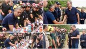 VUČIĆ SA VATROGASCIMA HEROJIMA U DELIBLATSKOJ PEŠČARI:  Ovi ljudi zaslužuju slavu! Oni su se borili sa požarima (FOTO/VIDEO)