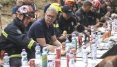 ЈА ЖИВИМ ЗА СРБИЈУ Вучић: Блокадери нападају ватрогасце да су се продали за сендвич јер немају шта да понуде