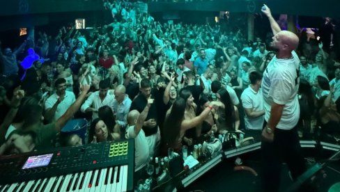 VEČE JUBILEJA U KOTORU: Boban Rajović 25. put nastupao u ovom gradu i poslao važnu poruku javnosti (FOTO)