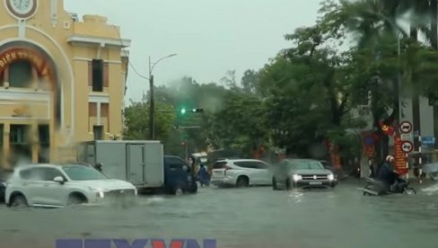 EVAKUISANO 54.000 LJUDI: Ulice potpoljene vodom, strahuje se da najgore tek dolazi (VIDEO)