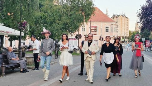 KOSTIMIRANI GLUMCI DELILI BESPLATNE KARTE: NP „Sterija“ iz Vršca neobičnim performansom najavilo novu pozorišnu sezonu