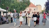 КОСТИМИРАНИ ГЛУМЦИ ДЕЛИЛИ БЕСПЛАТНЕ КАРТЕ: НП „Стерија“ из Вршца необичним перформансом најавило нову позоришну сезону