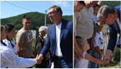 VUČIĆ SA NARODOM Predsednik posetio porodicu Bugarić u Vranovini: Posebno sam srećan što vidim mnogo dece (VIDEO)