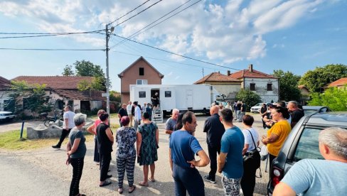 LEK NA KUĆNOM PRAGU: Mobilna apoteka stigla u niška sela, Vrtište bilo prva stanica (FOTO)