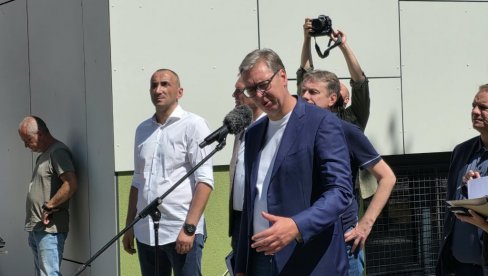 ПРЕДСЕДНИК ОБИШАО РАДОВЕ У ШКОЛИ РАШКА Вучић: Лифт ради, а има и струје