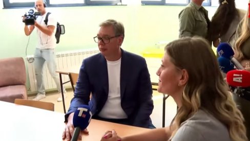 ДАЈ, ОДРАСТИТЕ МАЛО Вучић одговорио опозицији на тврдње да је помоћ грађанима куповина гласова - Не могу више тиме ни да се бавим