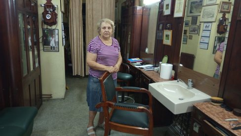 ЈОШ ОДОЛЕВА И ЗУБУ ВРЕМЕНА И ТРЕНДОВИМА: У најстаријој берберској радњи у Београду, Олгица Обшева чува дух давно прошлих времена
