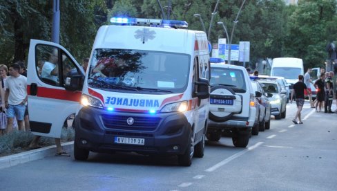 VOZILO UDARILO MAJKU I DVOJE DECE NA TROTOARU: Saobraćajna nesreća u Kraljevu, uviđaj u toku