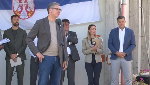 ЕМОТИВНА СЦЕНА У ГРАШЕВЦИМА: Мештанин замолио председника да помогне деци, Вучић одмах решио