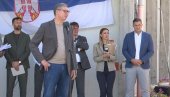 ЕМОТИВНА СЦЕНА У ГРАШЕВЦИМА: Мештанин замолио председника да помогне деци, Вучић одмах решио