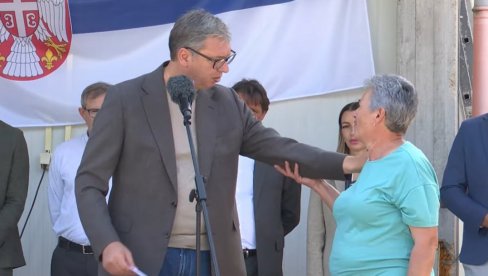 ПОКУШАЋЕМО ТО ОДМАХ ДА РЕШИМО, НЕМОЈТЕ ДА ПЛАЧЕТЕ, МОЛИМ ВАС... Емотиван сусрет председника са мештанком Бруса