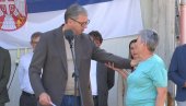 ПОКУШАЋЕМО ТО ОДМАХ ДА РЕШИМО, НЕМОЈТЕ ДА ПЛАЧЕТЕ, МОЛИМ ВАС... Емотиван сусрет председника са мештанком Бруса
