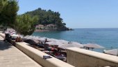 TURISTI U CRNOJ GORI POBESNELI: Ono što su zatekli na plaži pokrenulo pravu buru (VIDEO)