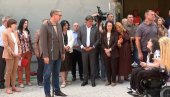 DEVOJKA U KOLICIMA PITALA ZA POMOĆ, PREDSEDNIK ODMAH REAGOVAO: Što se tiče operacije i lečenja, rešićemo sve